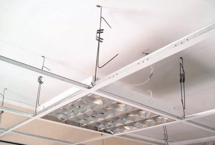 Oplysende rum: Kunsten at installere loftsystemer og belysningsarmaturer
